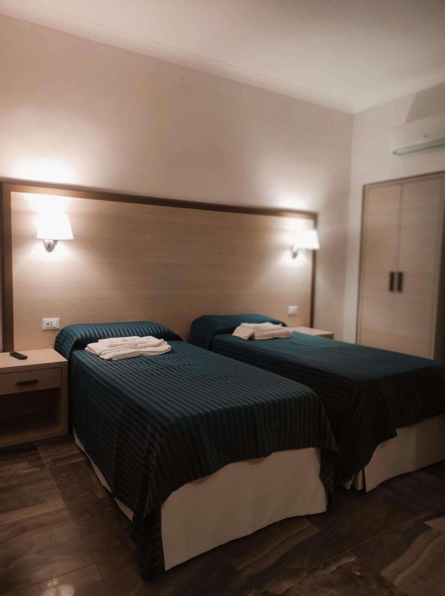 Hotel Holiday フォッジア エクステリア 写真