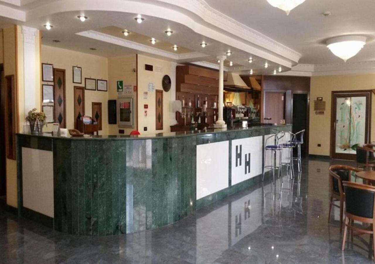 Hotel Holiday フォッジア エクステリア 写真
